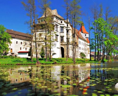 Blick-auf-Schloss-Blatná-Parkseite